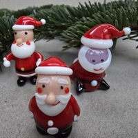 rødt-tøj-hue-hvidt-skæg-glas-julemænd-retro-julestads-til-nisselandskabet